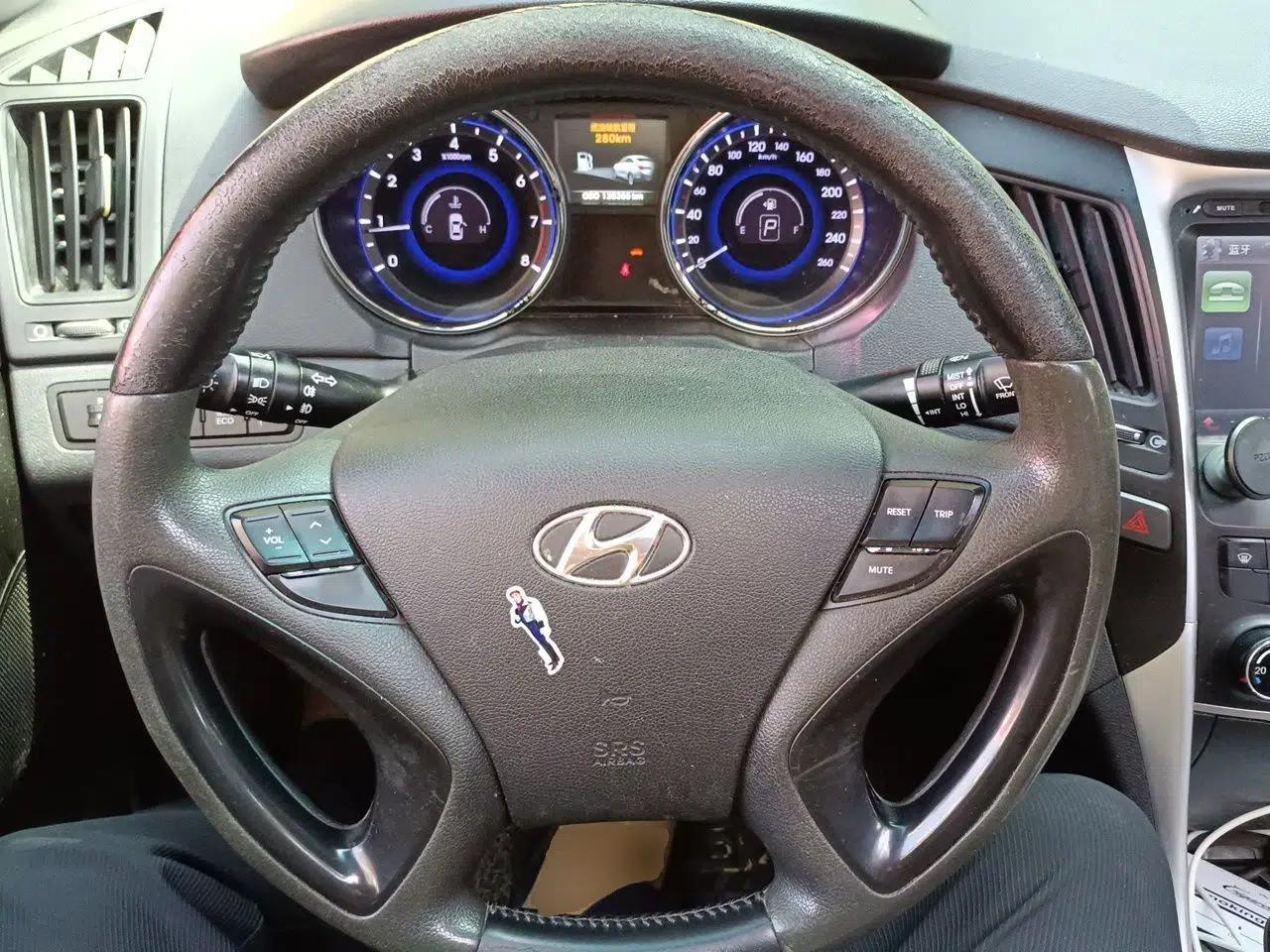 Hyundai Sonata 2013 2.0L Automatic Leading Edition — миниатюра 11