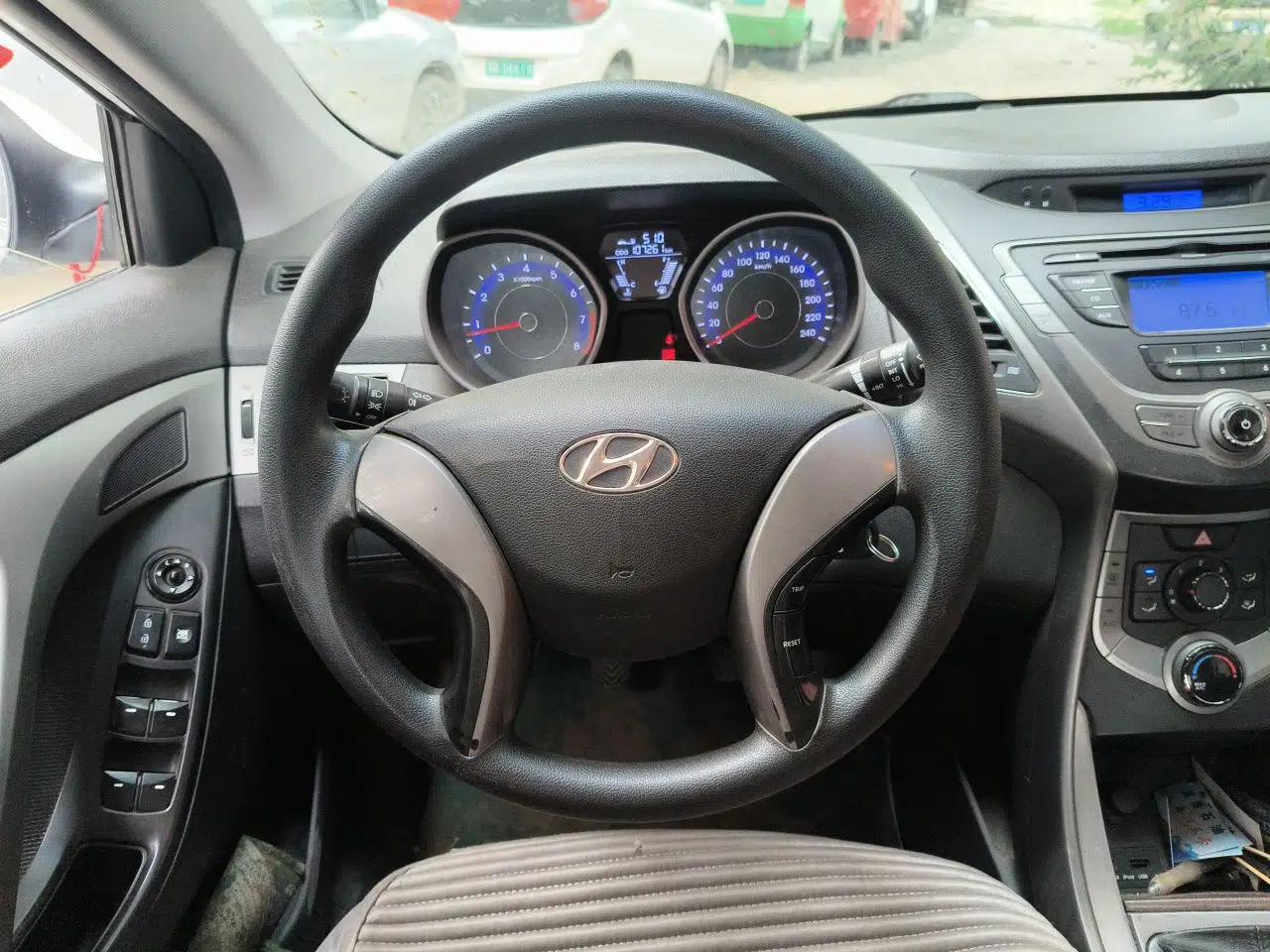 Hyundai Elantra (5th Generation / Langdong) 2012 1.6L Manual Fashion Edition — миниатюра 11