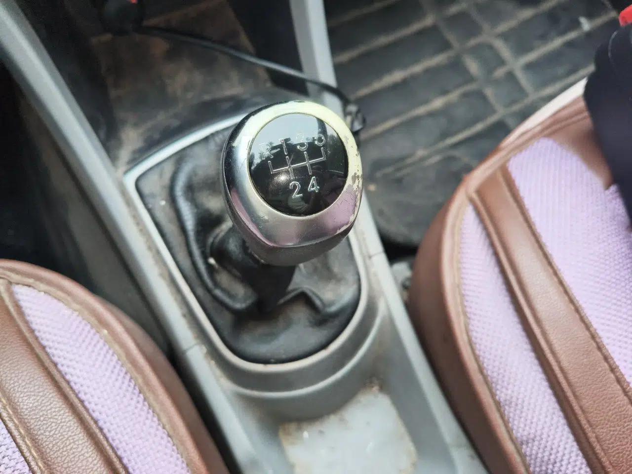 Hyundai Verna (older generation) 2014 1.4L Manual Smart GLS Trim — миниатюра 15