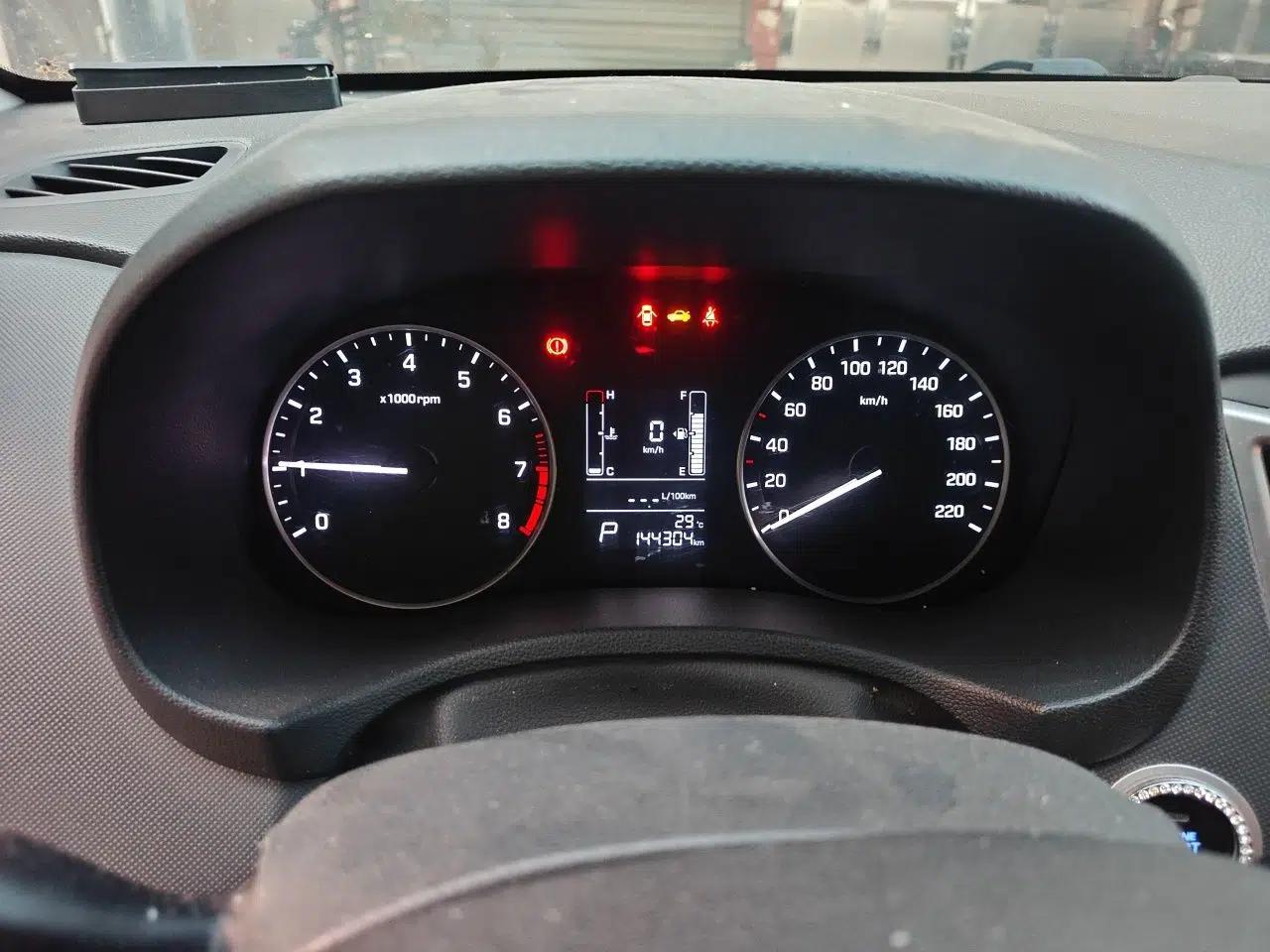 Hyundai ix25 2015 1.6L Automatic Two-Wheel-Drive Deluxe DLX Model — миниатюра 12