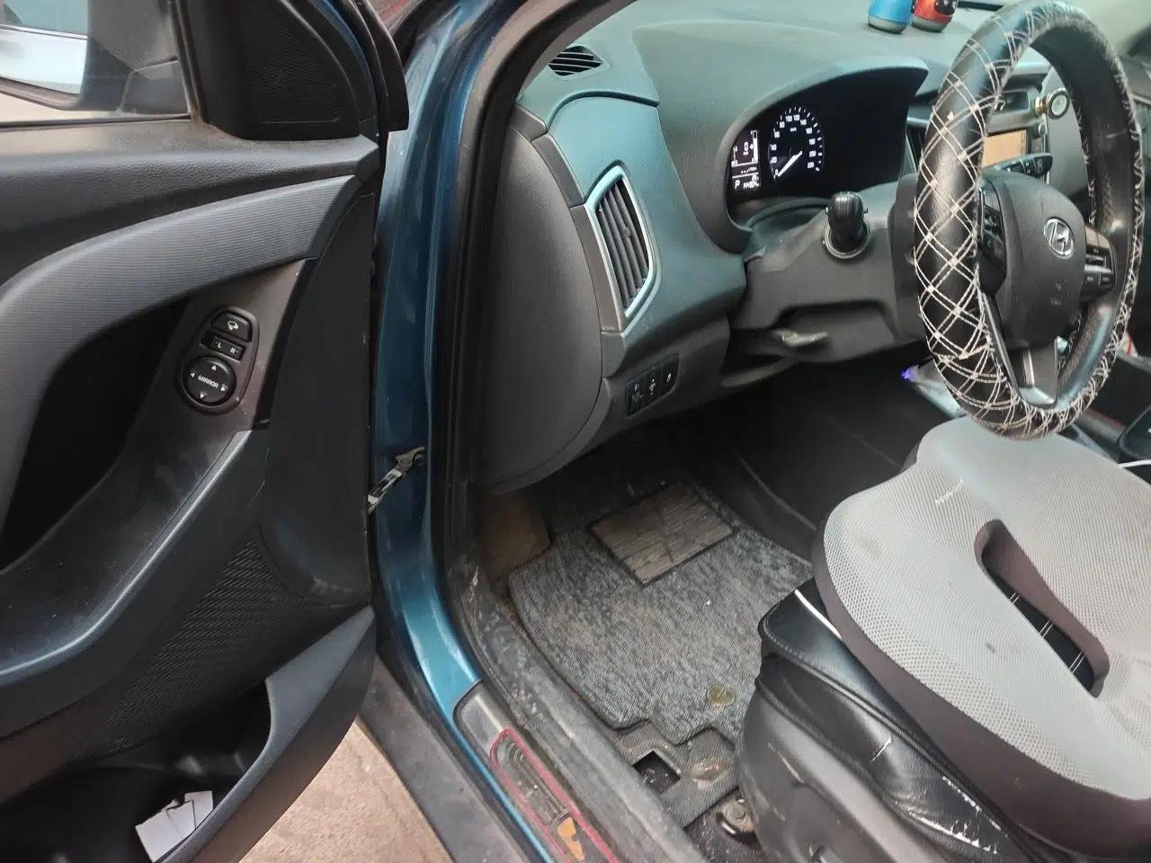 Hyundai ix25 2015 1.6L Automatic Two-Wheel-Drive Deluxe DLX Model — миниатюра 17