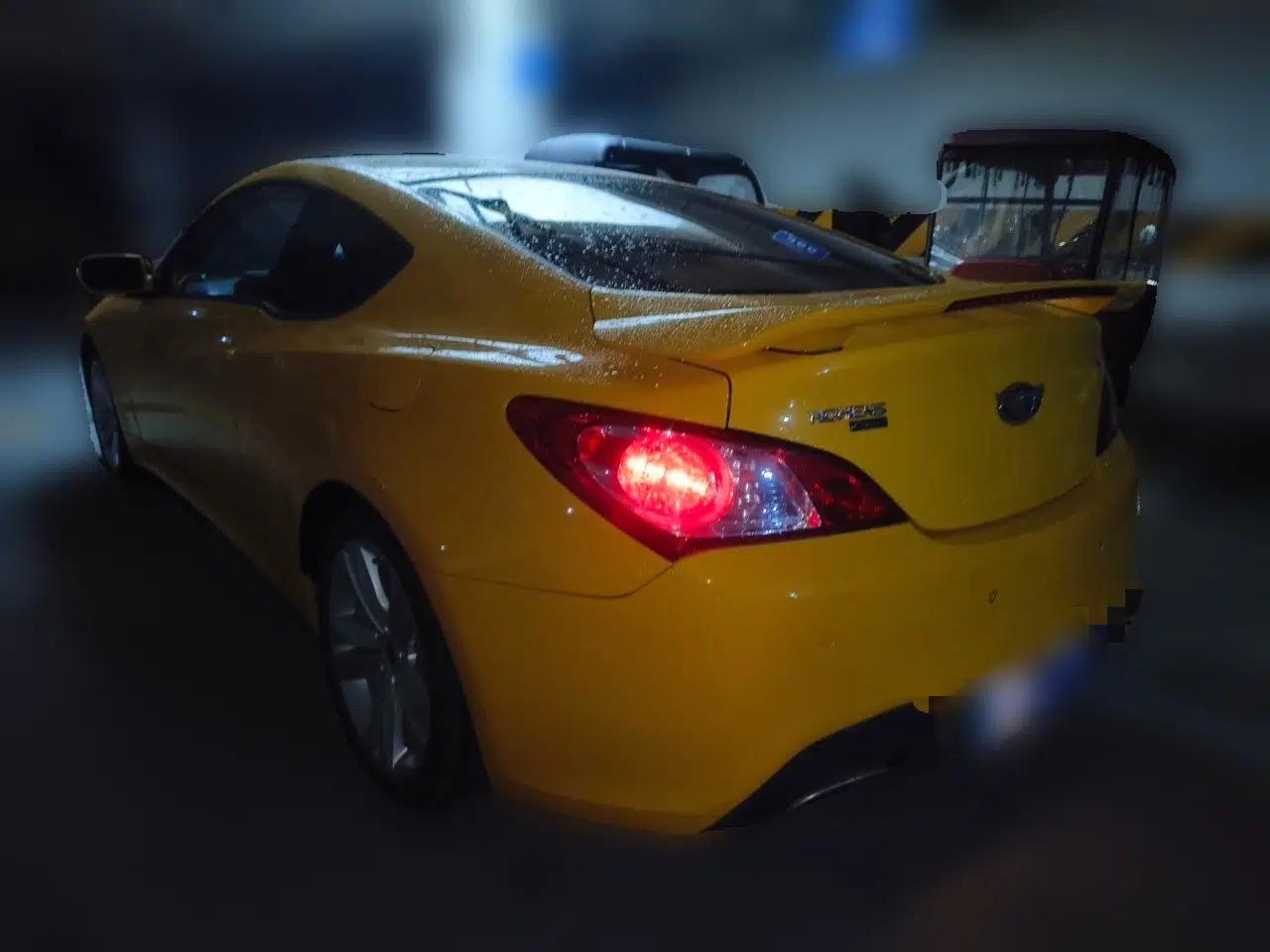 Hyundai Genesis Coupe 2009 2.0T Automatic Deluxe Edition — миниатюра 4