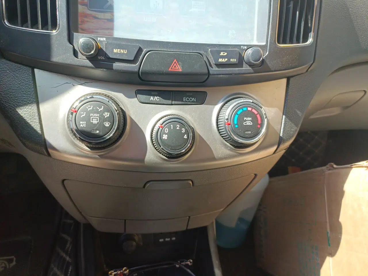 Hyundai Celesta 2011 1.6L Manual Luxury Model — миниатюра 14