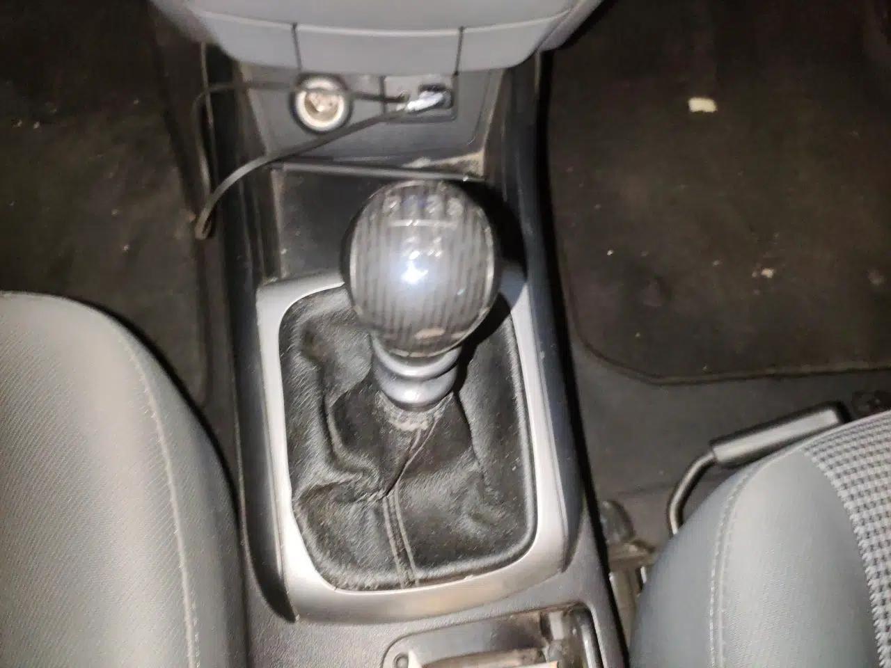 Hyundai Celesta 2011 1.6L Manual Comfort Edition — миниатюра 15
