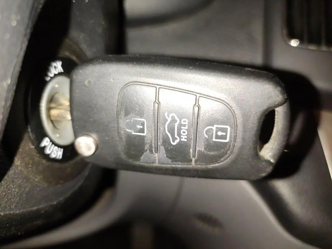 Hyundai Celesta 2011 1.6L Manual Comfort Edition — миниатюра 9