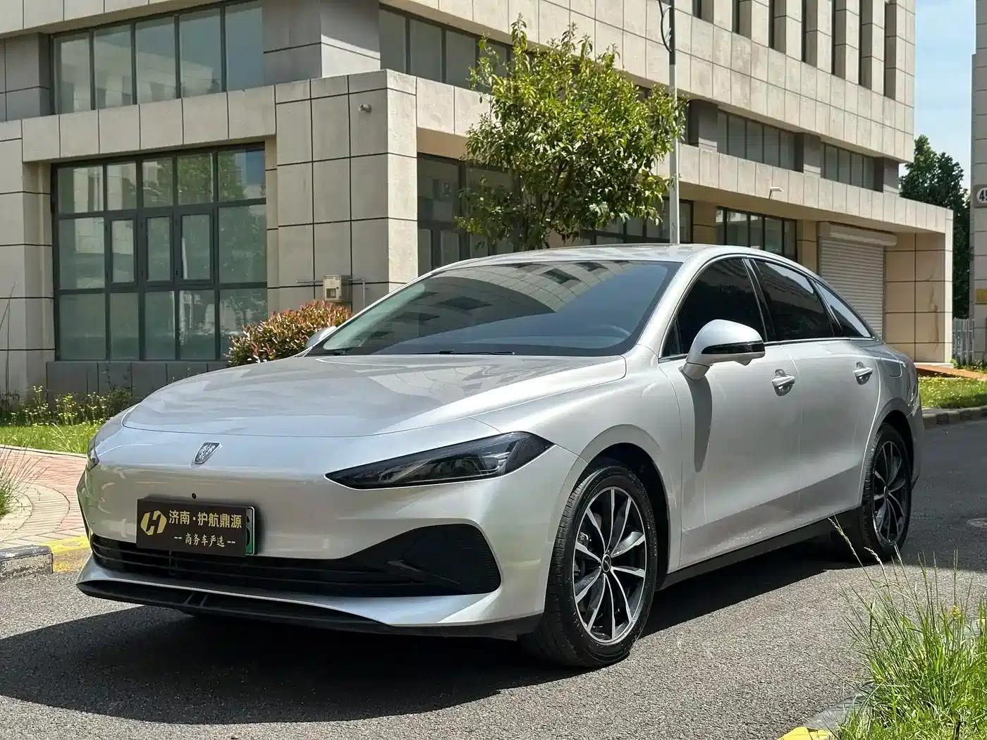 Roewe D7 2025 DMH 125km World Champion Edition — миниатюра 1