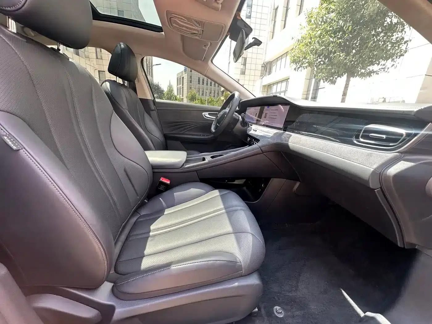 Roewe D7 2025 DMH 125km World Champion Edition — миниатюра 14
