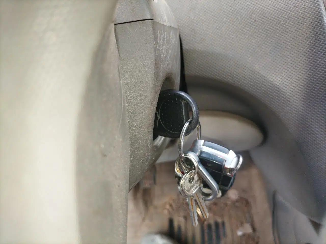 Chevrolet Sail 2010 Sedan 1.2L Manual Warm Edition — миниатюра 9