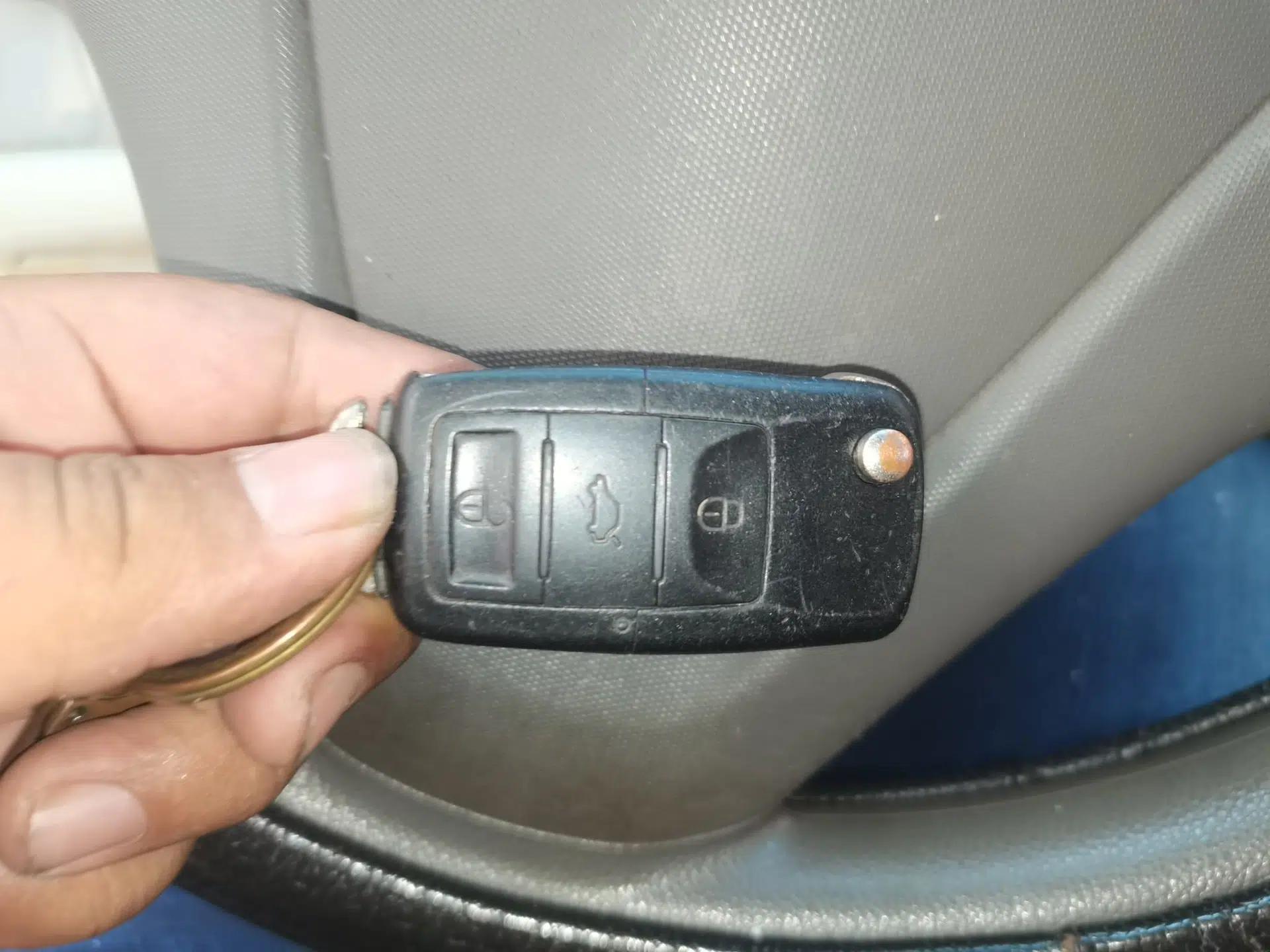 Chevrolet Sail 2013 Hatchback 1.2L Manual Warm Edition — миниатюра 9