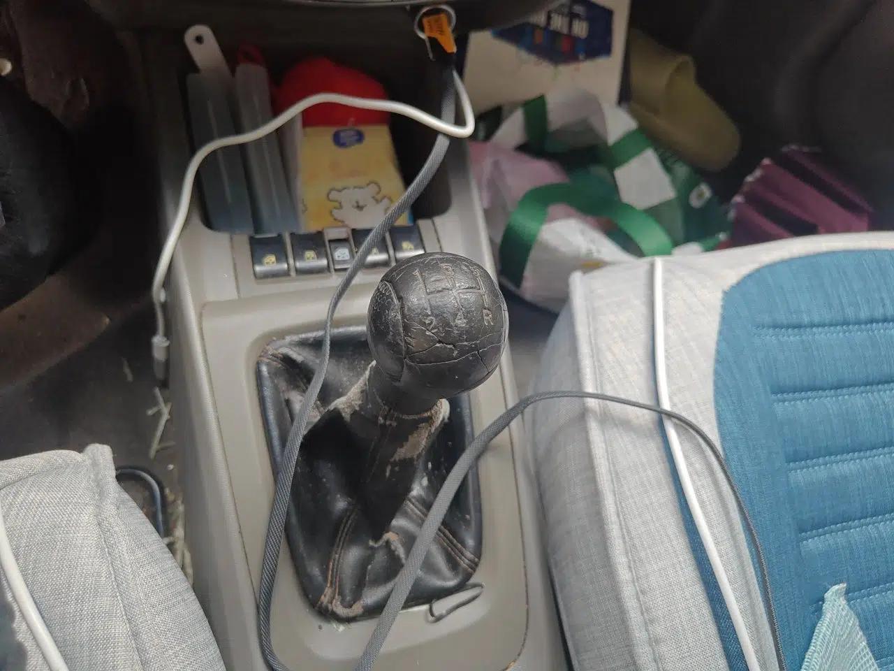 Chevrolet Sail 2010 Hatchback 1.2L Manual Warm Edition — миниатюра 15