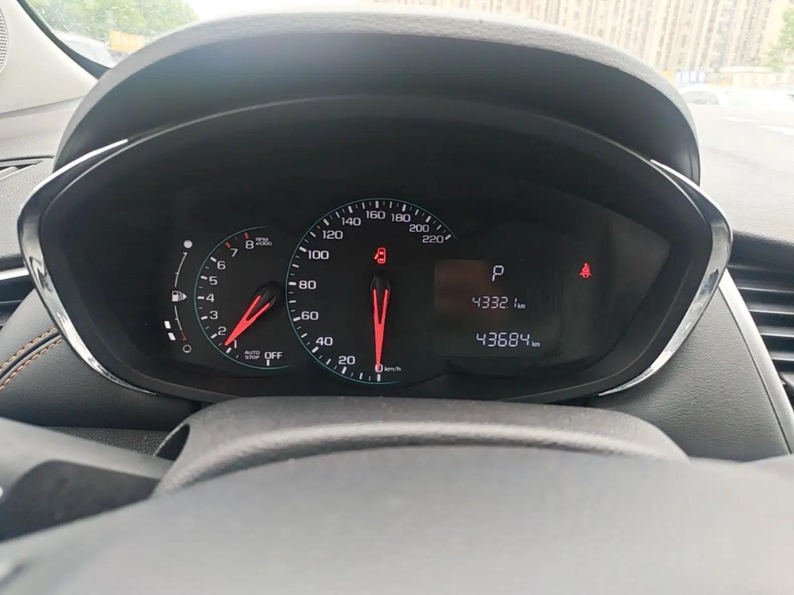 Chevrolet Trax 2018 330T Automatic Two-Wheel Drive Elite Model — миниатюра 15