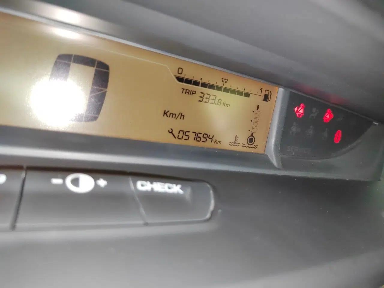 Citroen C-Quatre 2013 Sedan 1.6L Automatic Prestige Model — миниатюра 13