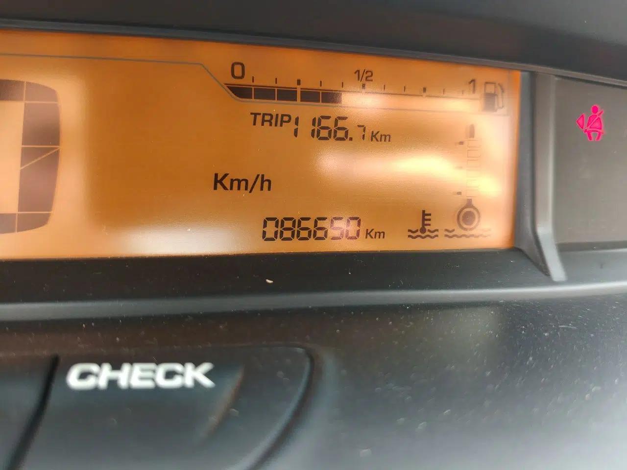 Citroen C-Quatre 2013 Sedan 1.6L Manual - Prestige Model — миниатюра 13