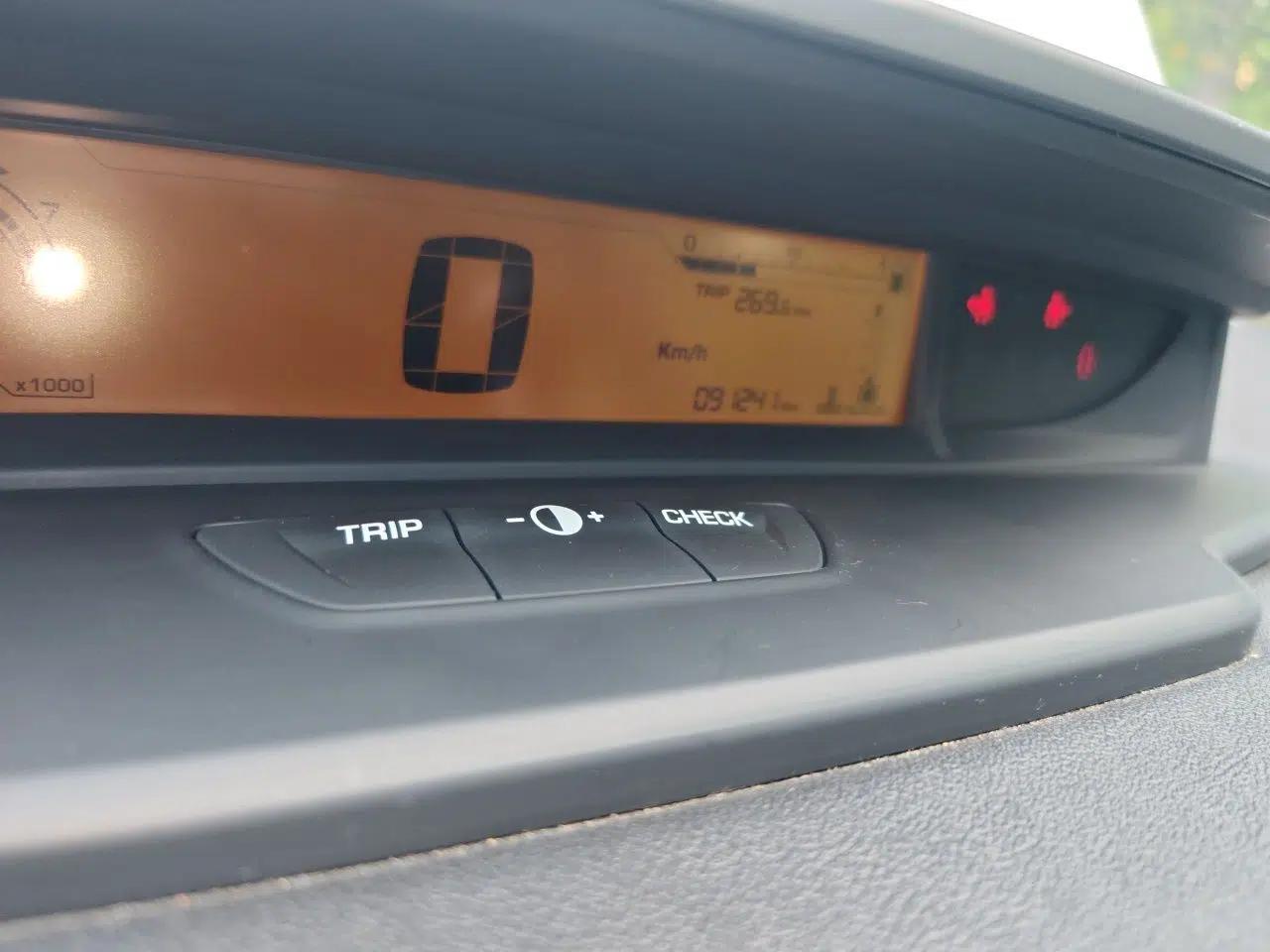 Citroen C-Quatre 2013 Sedan 1.6L Automatic Prestige Model — миниатюра 13
