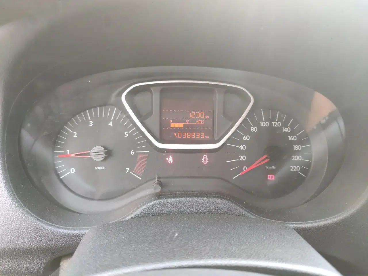 Citroen Elysee 2014 1.6L Manual Comfort Model — миниатюра 12