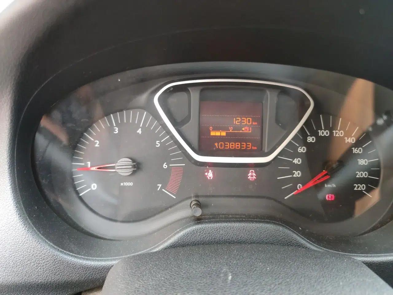 Citroen Elysee 2014 1.6L Manual Comfort Model — миниатюра 13