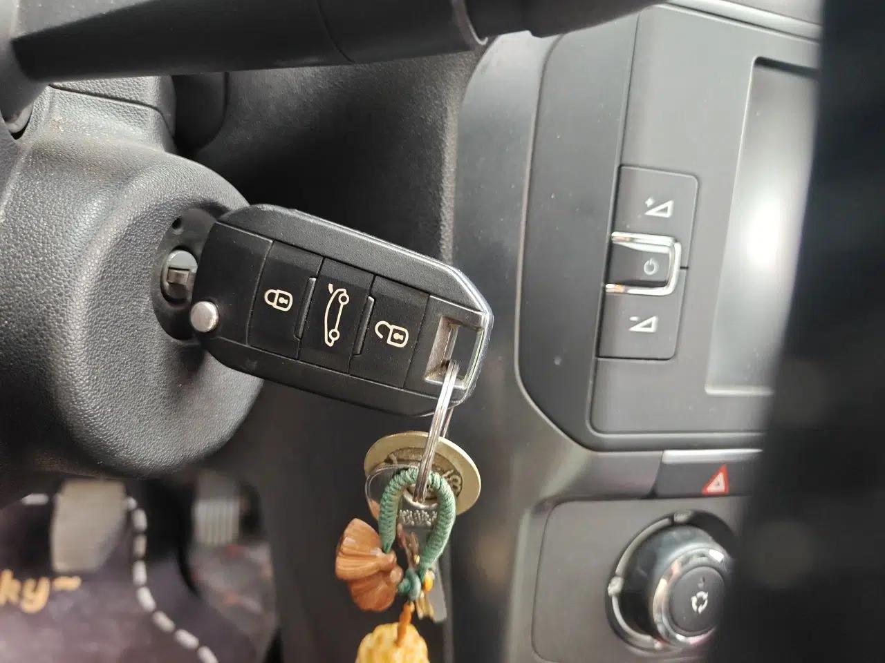 Citroen C4 Sega 2018 1.6L Manual Luxury Model — миниатюра 9
