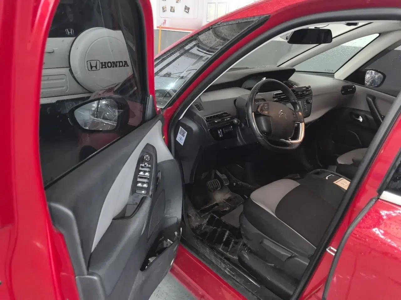 Citroen C4 Picasso 2015 1.6T Fashion Model 5 Seats — миниатюра 17