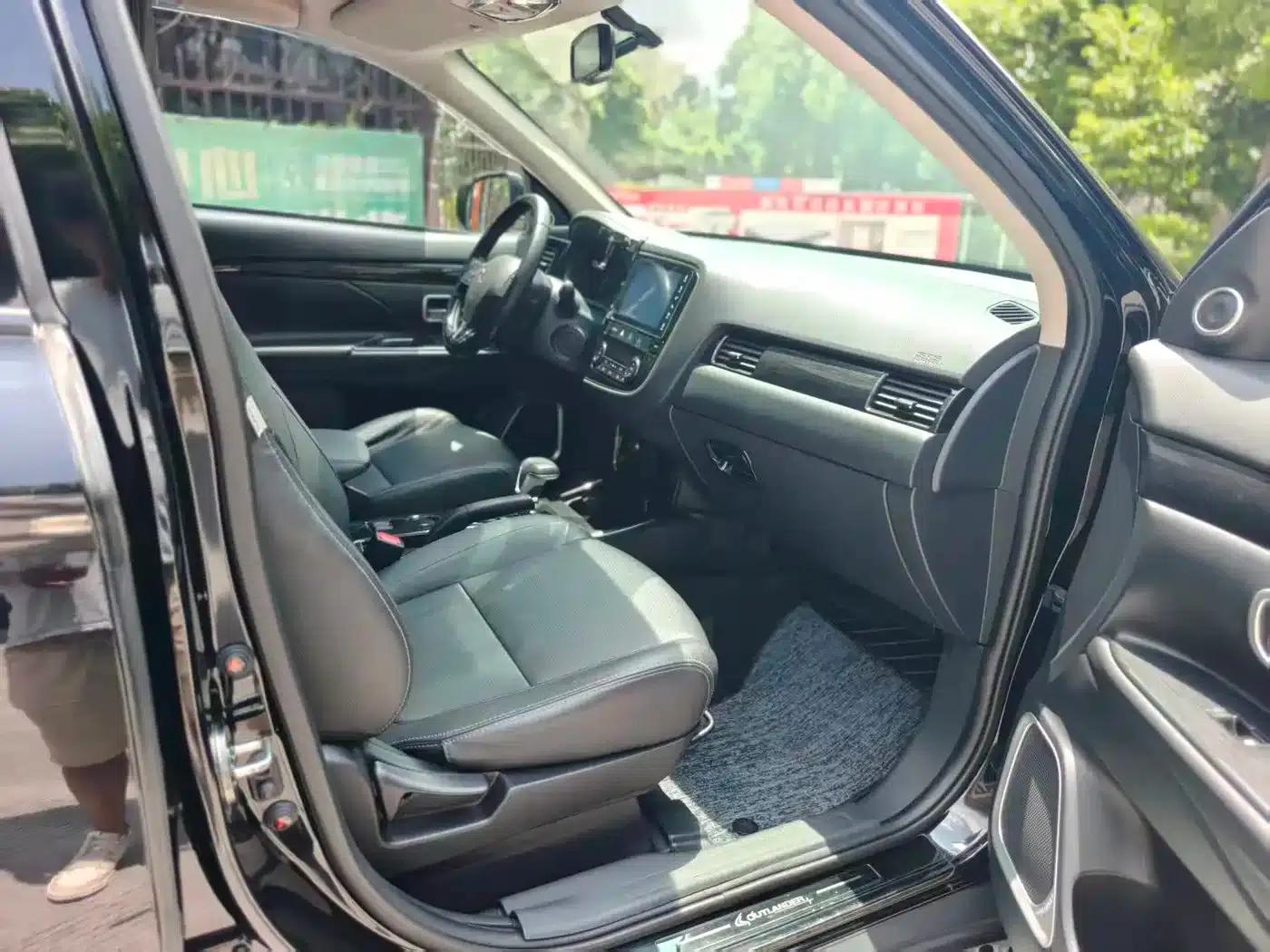 Outlander 2018 2.0L 2WD Glory Edition 5-seater — миниатюра 16