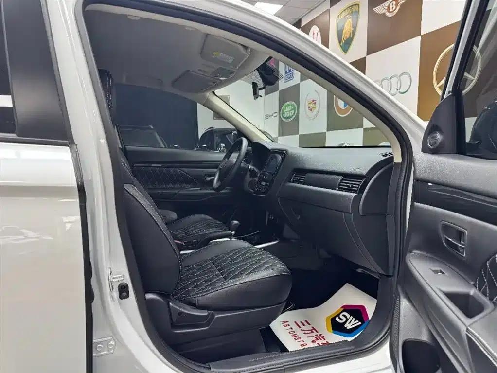 Outlander 2021 2.0L 2WD Comfortline 5-seater — миниатюра 9