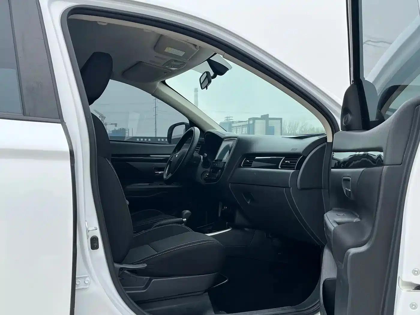 Outlander 2021 2.0L 2WD Enjoy Edition 5-seater — миниатюра 6