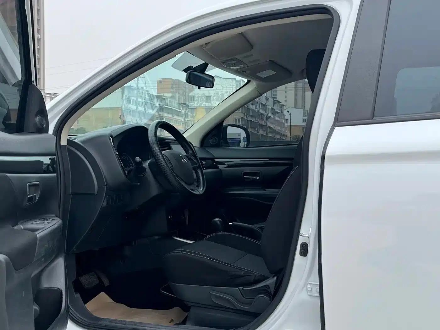 Outlander 2021 2.0L 2WD Enjoy Edition 5-seater — миниатюра 8