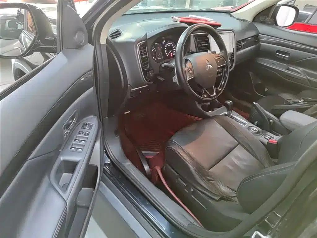 Outlander 2016 2.4L 4WD Elite Edition 5-seater — миниатюра 16
