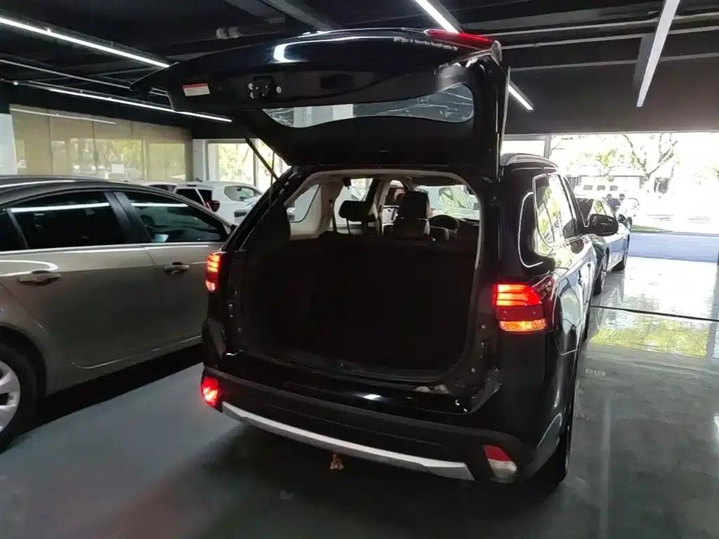 Outlander 2016 2.4L 4WD Elite Edition 5-seater — миниатюра 19