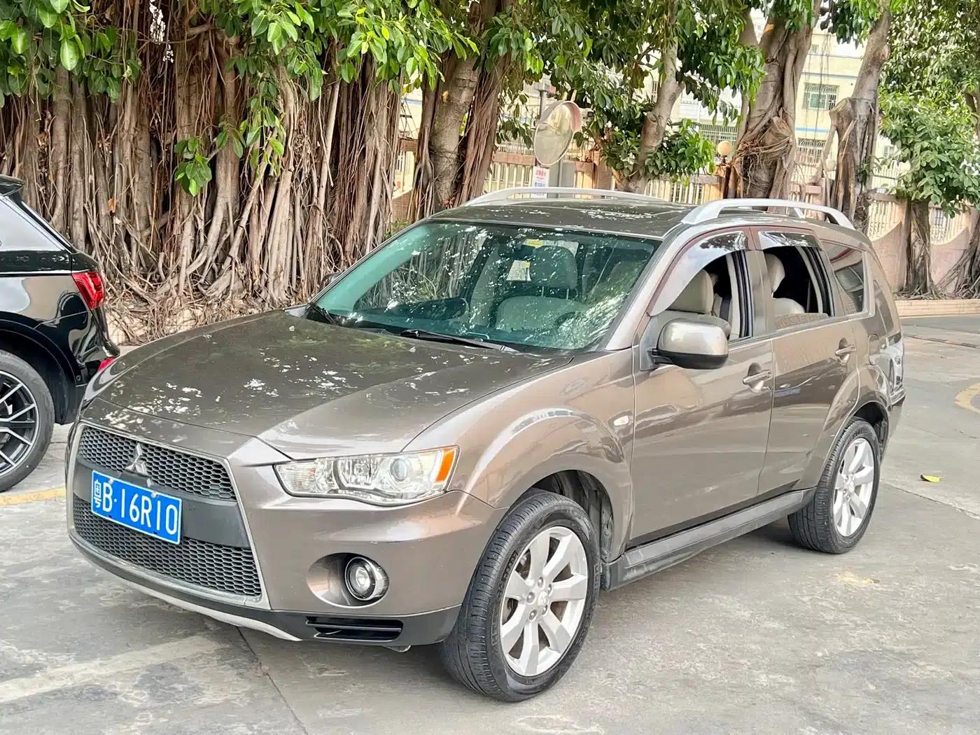 2010 Outlander 2.4 Fashion Edition (Imported) — миниатюра 1