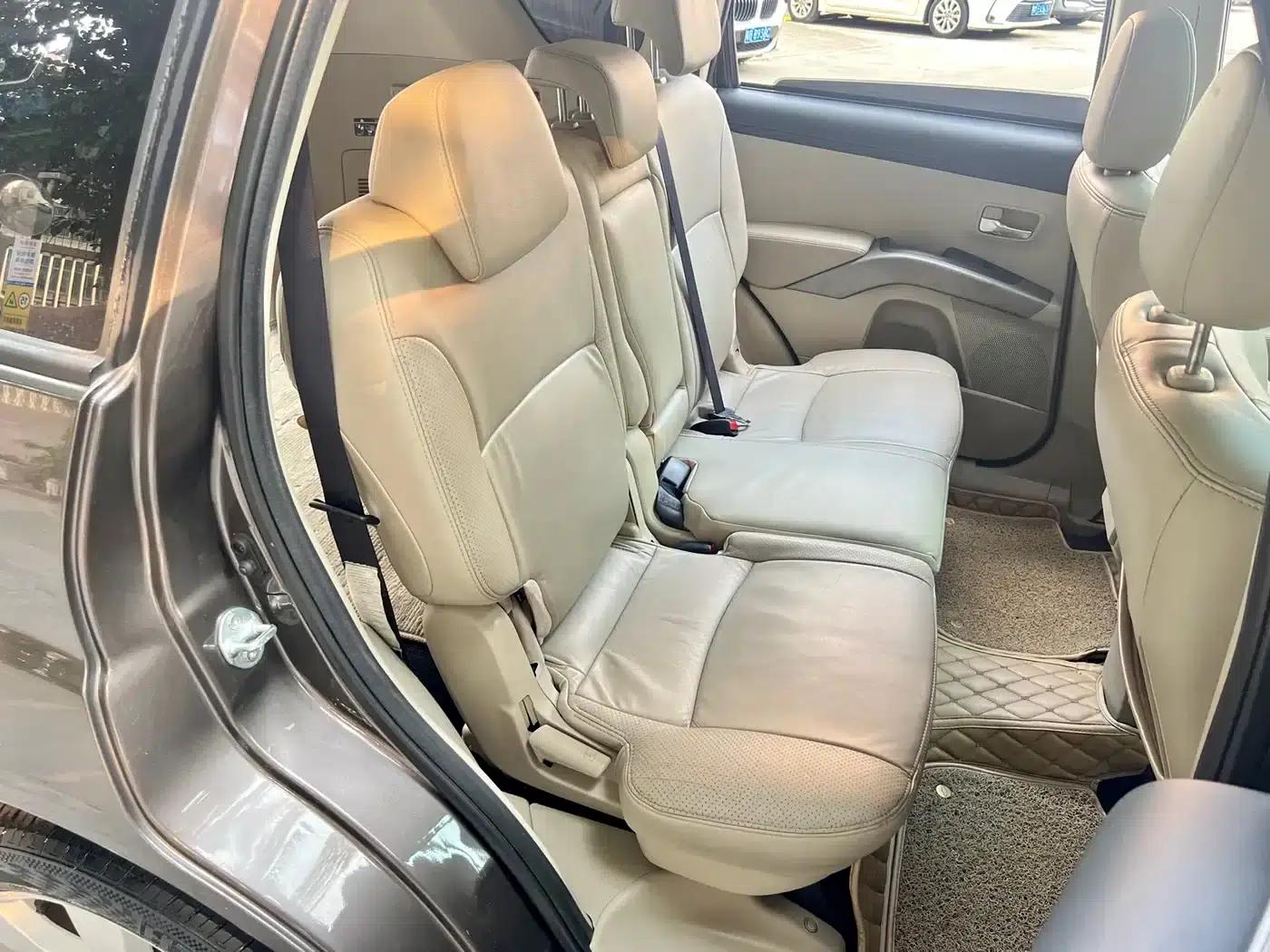 2010 Outlander 2.4 Fashion Edition (Imported) — миниатюра 11