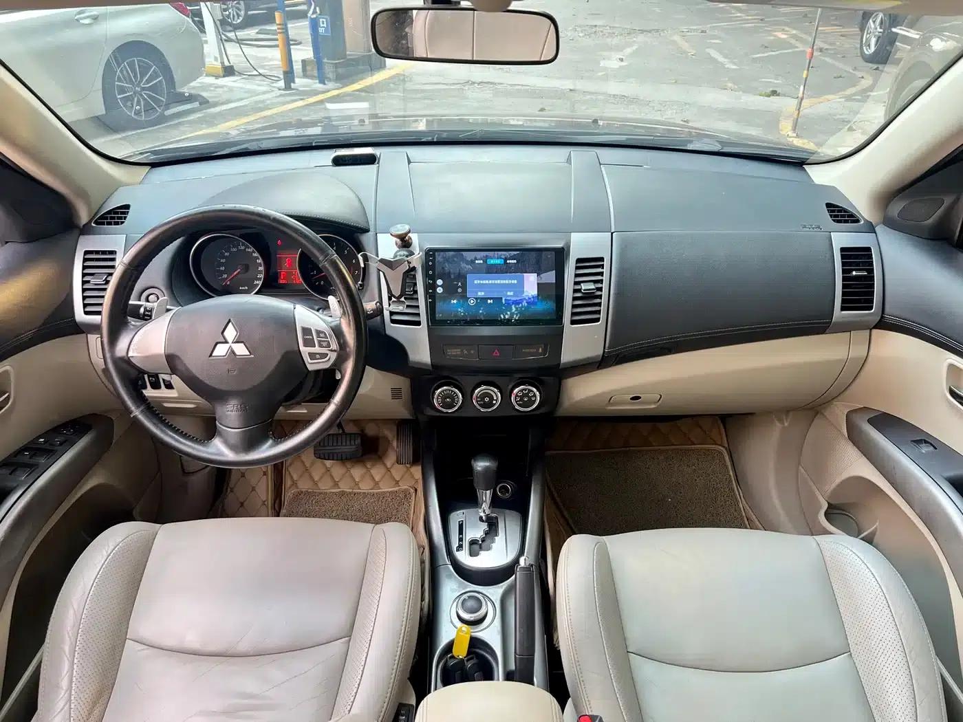 2010 Outlander 2.4 Fashion Edition (Imported) — миниатюра 8