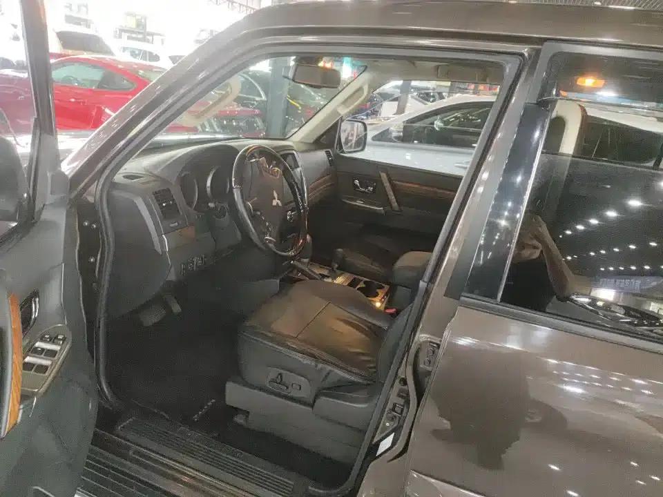 2019 Pajero Imported 3.0L Automatic Premium Edition — миниатюра 4