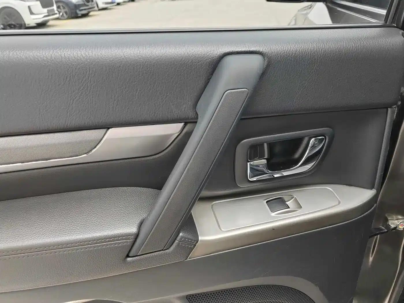 2014 Pajero 3.0L Elite Edition (Imported) — миниатюра 4