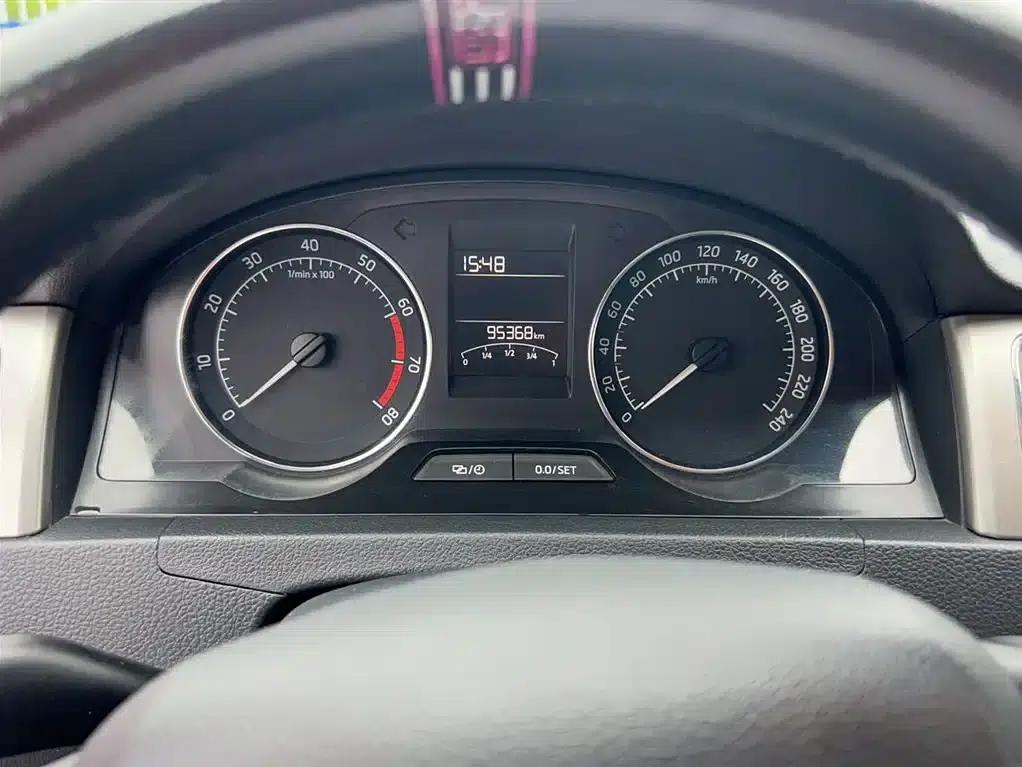 Rapid 2014 1.6L Automatic Enjoy Edition — миниатюра 12