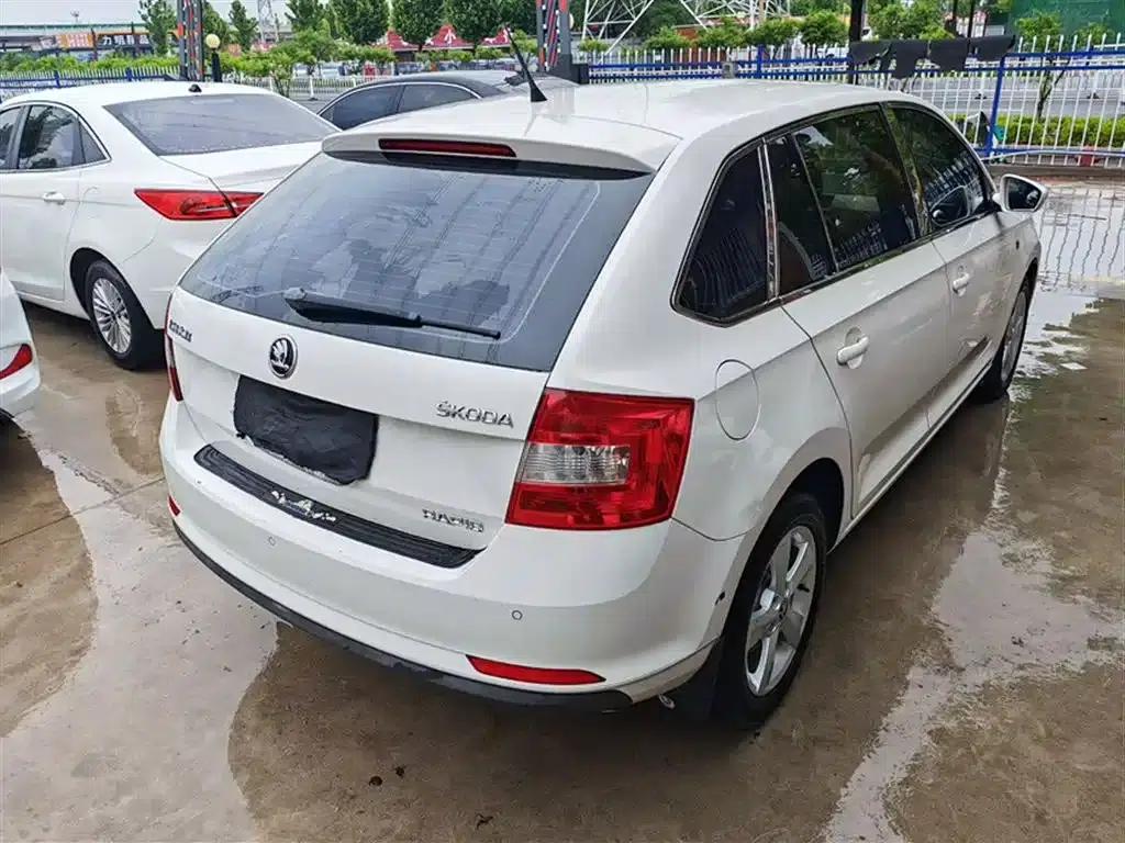 Rapid 2014 1.6L Automatic Enjoy Edition — миниатюра 3