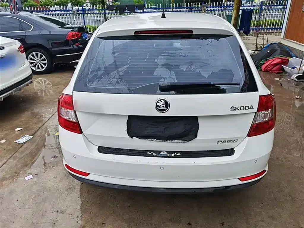 Rapid 2014 1.6L Automatic Enjoy Edition — миниатюра 4