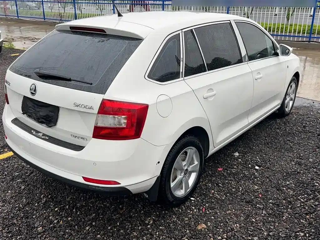 Rapid 2014 1.6L Automatic Enjoy Edition — миниатюра 8