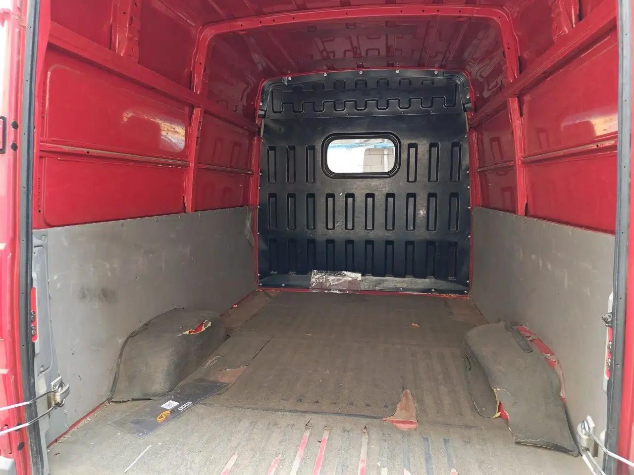 Iveco Daily 2021 2.8T V35 VAN厢式 van 3-seater short wheelbase mid-roof design single-tire manual doors — миниатюра 18