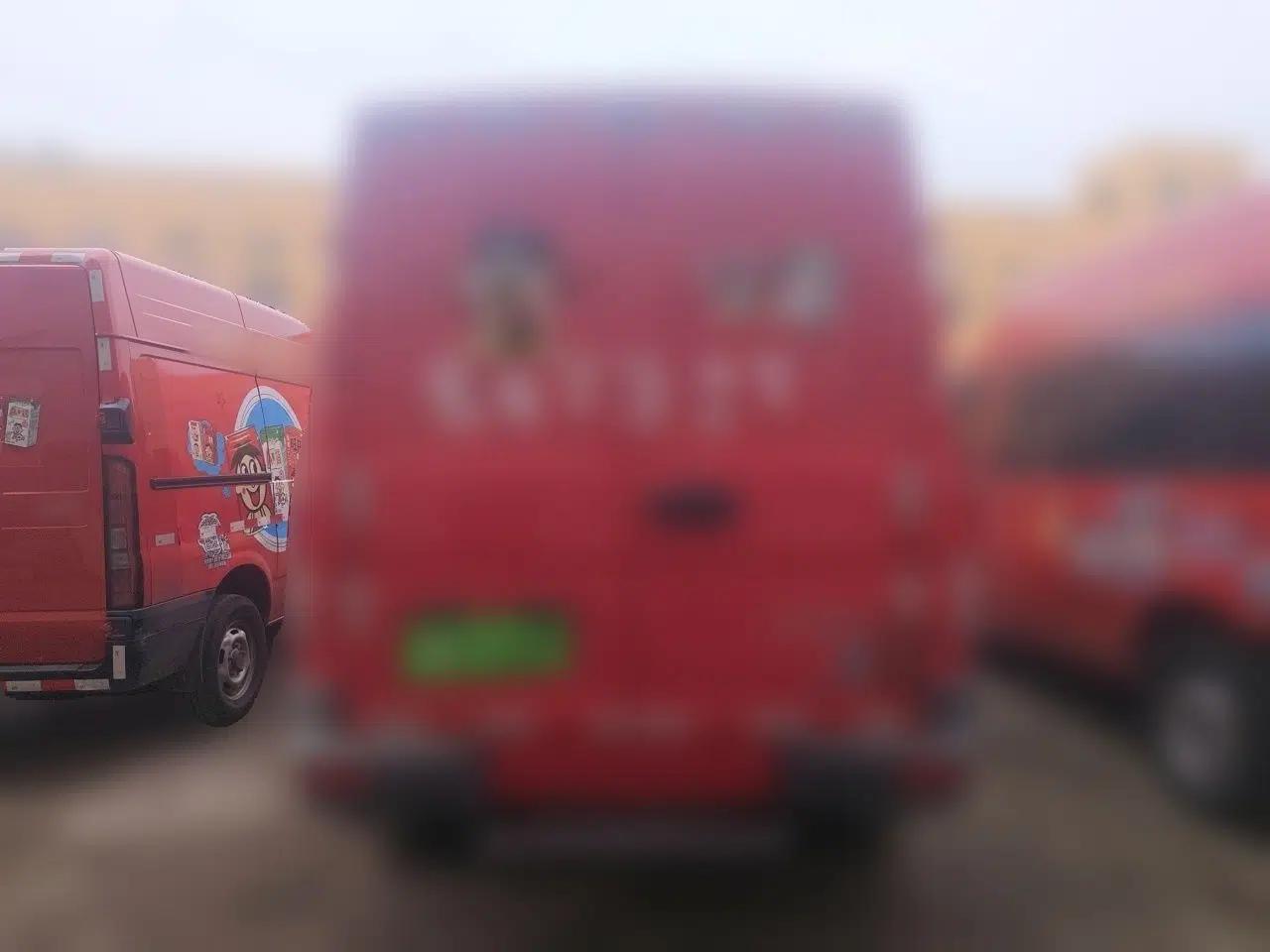 Iveco Daily 2021 2.8T V35 VAN厢式 van 3-seater short wheelbase mid-roof design single-tire manual doors — миниатюра 5