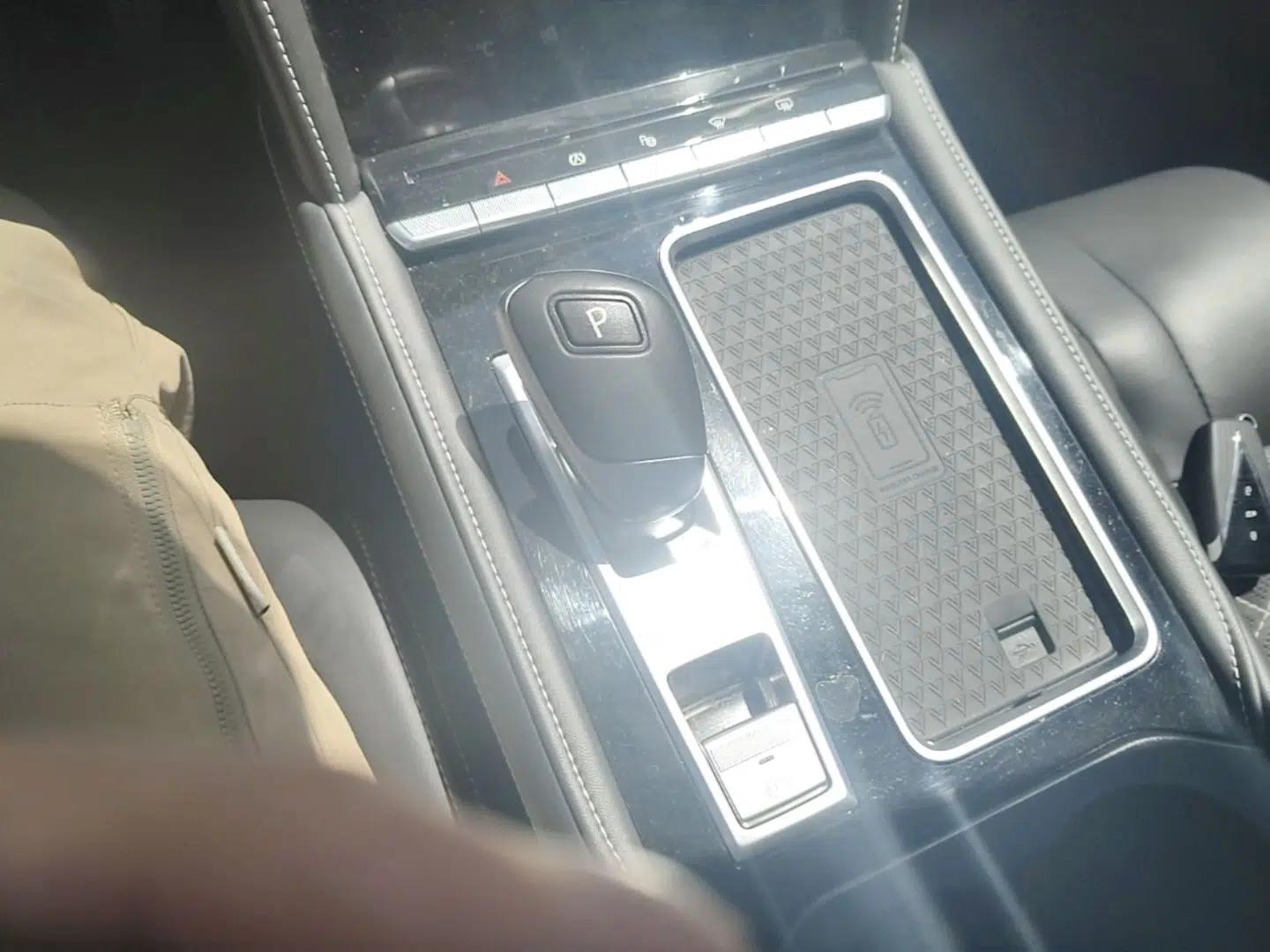 Venucia Star 2020 260T Automatic 48V Mild Hybrid Turbocharged Starry Edition — миниатюра 17