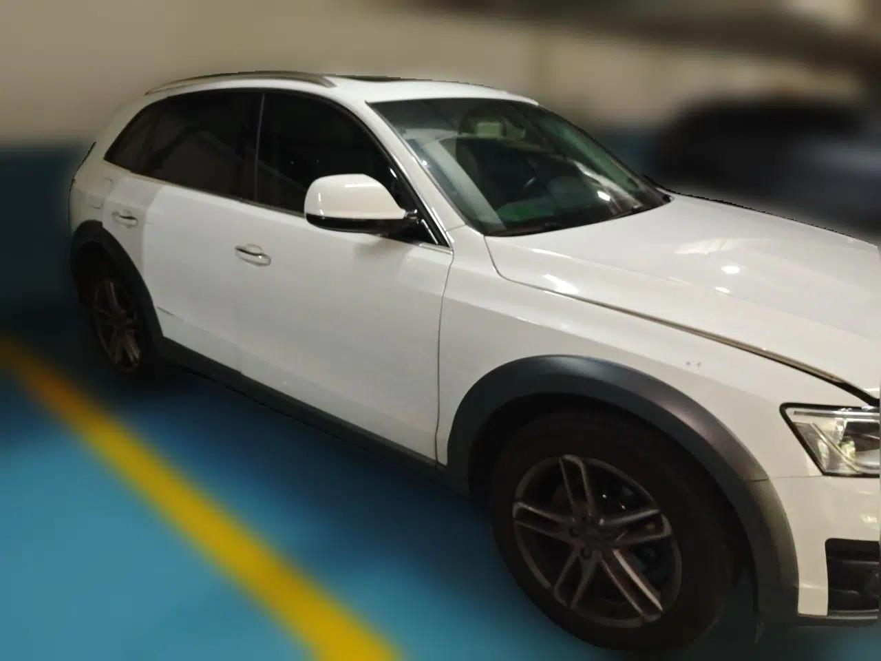 Audi Q5 2018 Collector's Edition 40 TFSI Technology Model — миниатюра 3