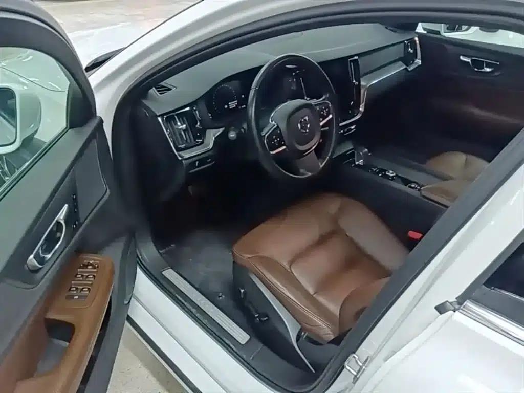 2022 Volvo S60 B4 Smart Luxury Edition — миниатюра 16