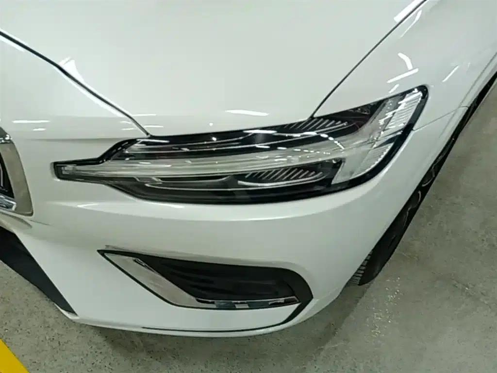 2022 Volvo S60 B4 Smart Luxury Edition — миниатюра 24