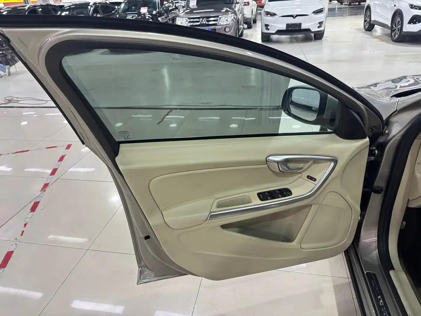 2013 Volvo S60 T5 Comfort Edition (Imported) — миниатюра 13