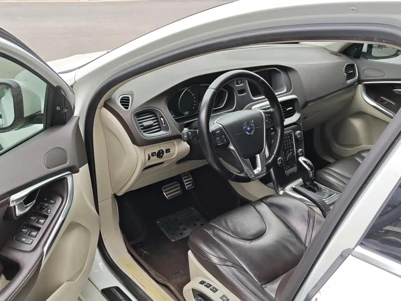 2014 Volvo V40 2.0T Smart Edition — миниатюра 4