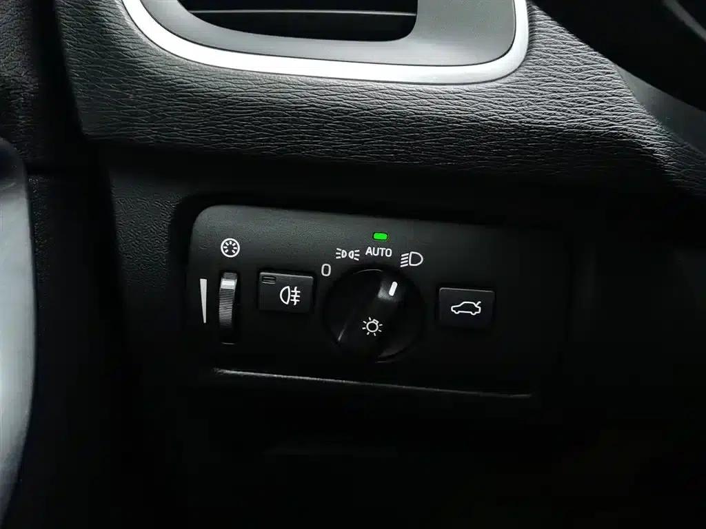 2018 Volvo V40 T3 Smart Edition — миниатюра 21