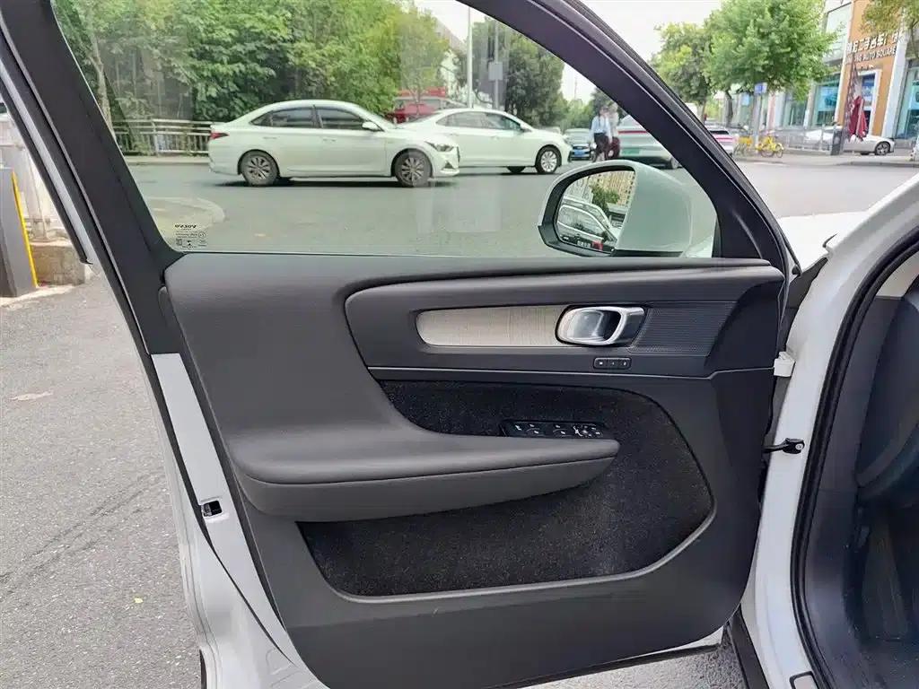 2020 Volvo XC40 T4 AWD Inscription Luxury Edition — миниатюра 6