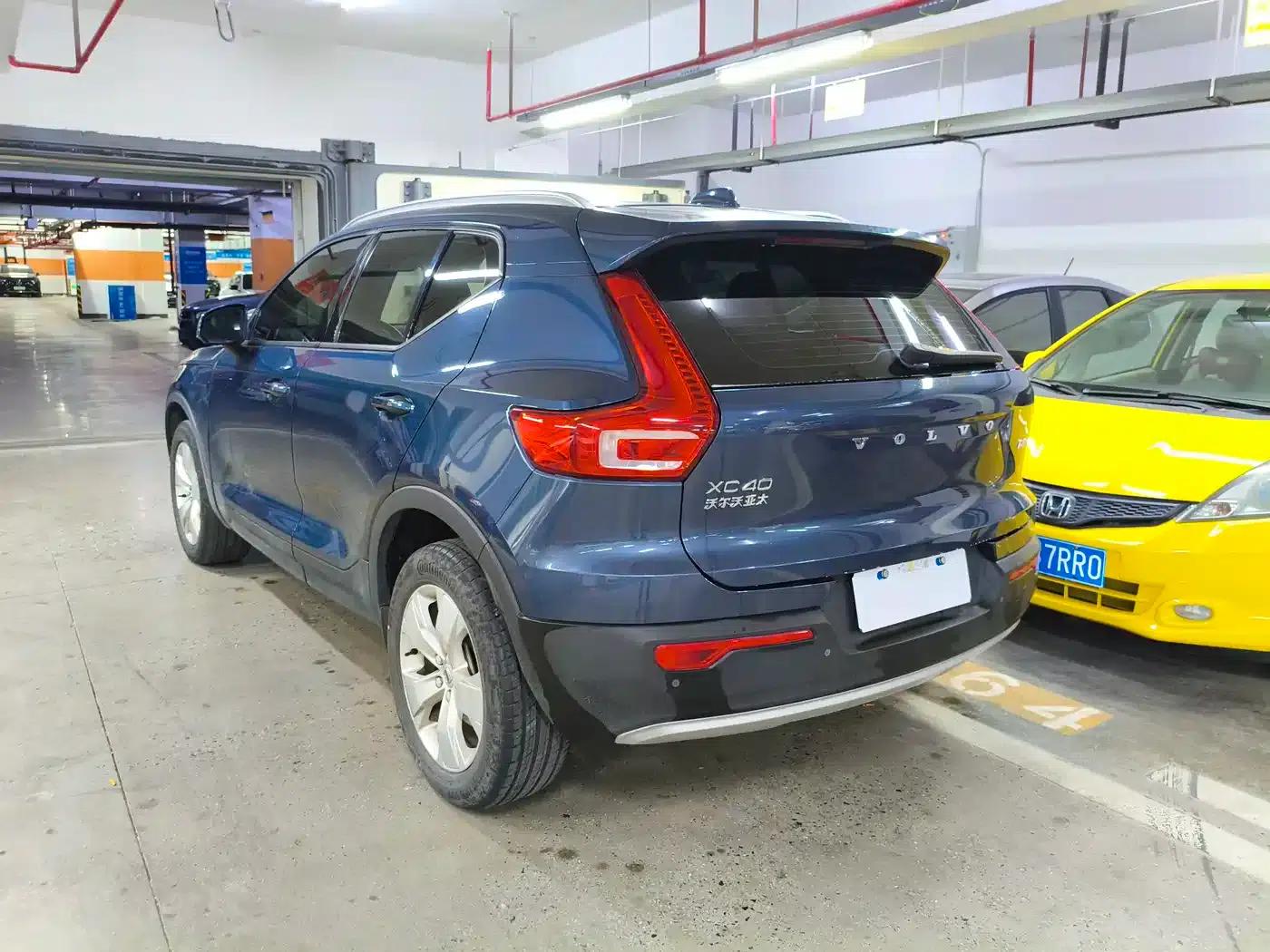 2021 Volvo XC40 T4 AWD Smart Fashion Edition — миниатюра 4