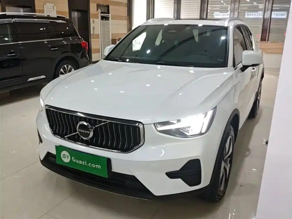 2023 Volvo XC40 B3 Smart Luxury Edition — миниатюра 1