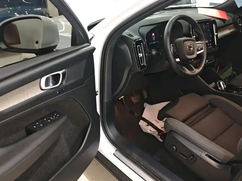 2023 Volvo XC40 B3 Smart Luxury Edition — миниатюра 16